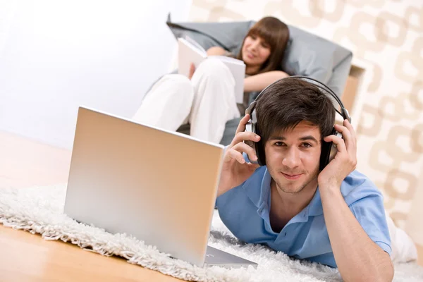 Étudiant - Deux adolescents avec ordinateur portable et écouteurs — Photo