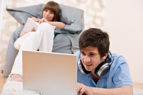 Student - två tonåring med laptop och hörlurar — Stockfoto