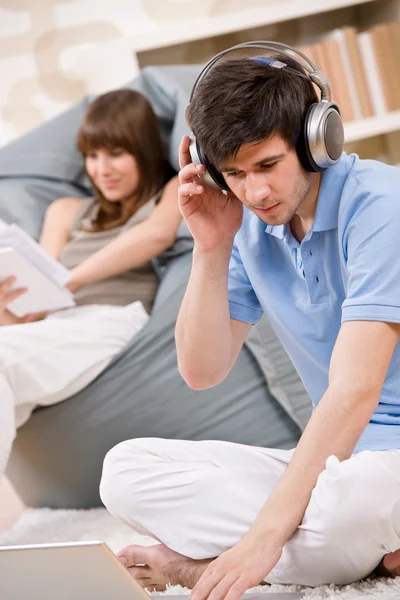 Estudante - Dois adolescentes com laptop e fones de ouvido — Fotografia de Stock
