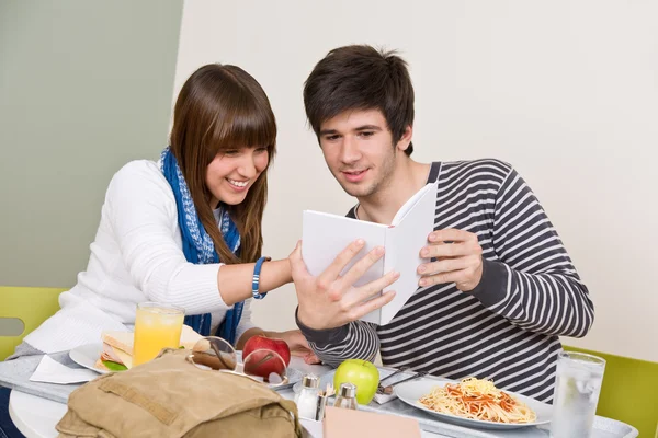 Student cafeteria - Teenagers having lunch break — Stock Photo, Image