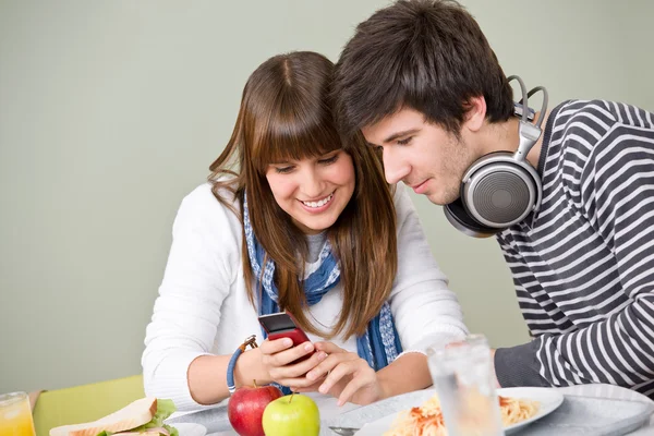 Cafétéria étudiante - couple adolescent avec téléphone portable — Photo