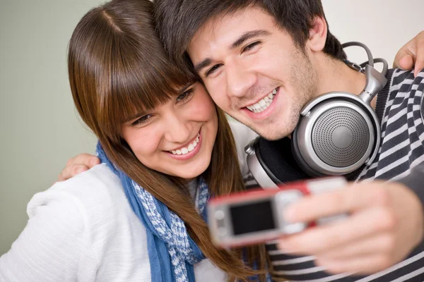 Öğrenciler Genç Çift Kamera Ile Fotoğraf Çekme Gülümseyerek Mutlu — Stok fotoğraf