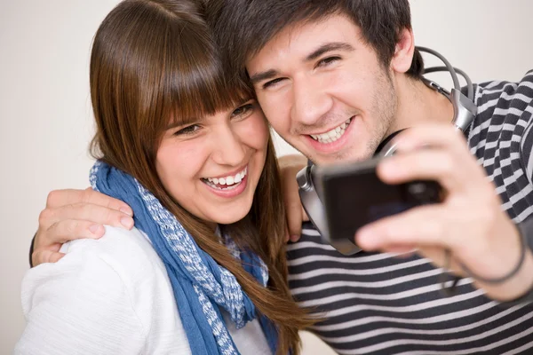 Studenten Gelukkig Lachend Tiener Paar Nemen Van Foto Met Camera — Stockfoto