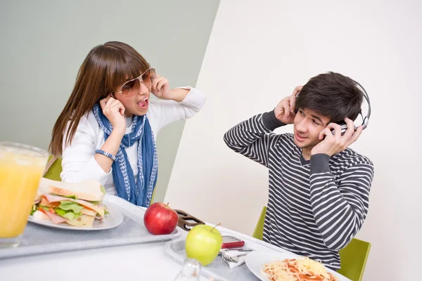 Studenten-Cafeteria - Teenager-Paar hat Spaß — Stockfoto