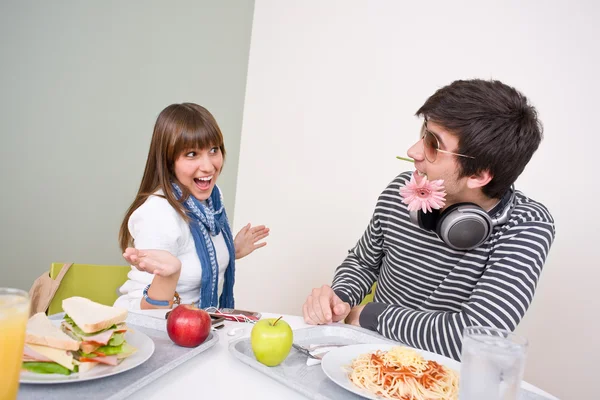 Caffetteria studentesca - coppia adolescente si diverte durante la pausa pranzo — Foto Stock