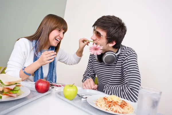 Öğrenci Yemekhane Genç Çift Öğle Yemeği Molası Sırasında Eğlenmek — Stok fotoğraf