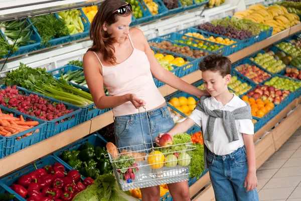 Élelmiszer-áruház-vásárlás - Anya gyermekével, gyümölcs felvásárlás — Stock Fotó