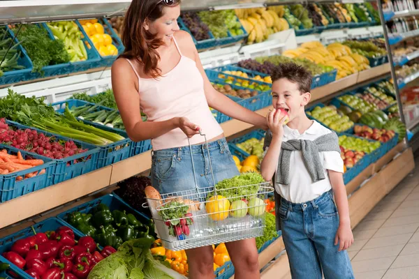 Élelmiszer-áruház-vásárlás - nő gyermek — Stock Fotó