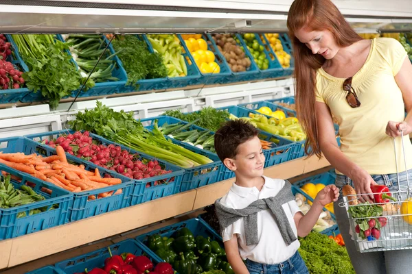 Obchod s potravinami nakupování - zrzavé vlasy žena s dítětem — Stock fotografie