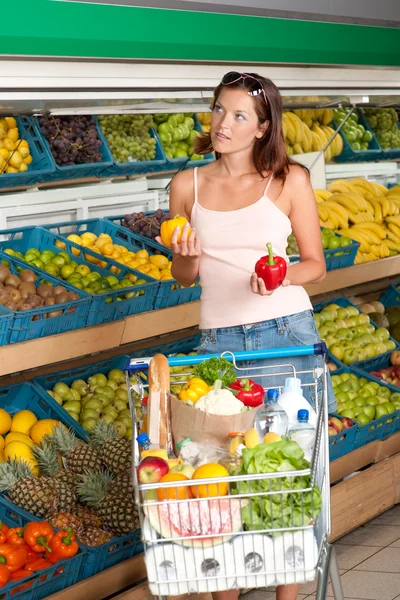 Serie Compras Mujer Joven Eligiendo Pimienta Supermercado —  Fotos de Stock