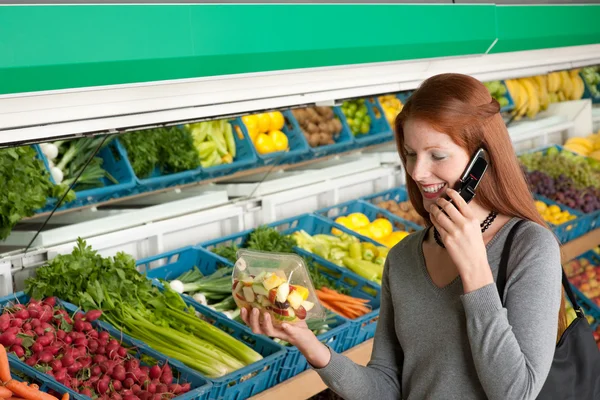 杂货店购物 手机买水果沙拉的红头发女人 — 图库照片