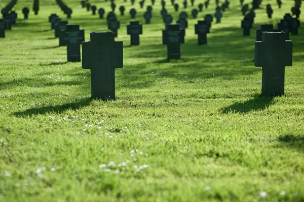 Begraafplaats Met Gras Zonsondergang Ondiep Dof — Stockfoto
