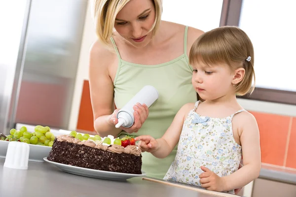 妈妈和小孩在现代厨房里吃巧克力蛋糕 — 图库照片