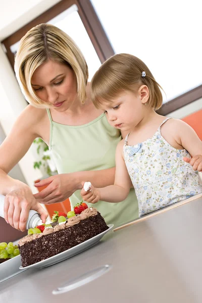Madre e hijo con pastel de chocolate en la cocina — Foto de Stock