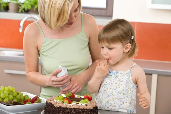 Mutter Und Kind Mit Schokoladenkuchen Der Modernen Küche — Stockfoto