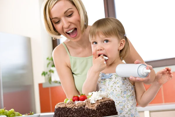 Μητέρα και παιδί με κέικ σοκολάτας στην κουζίνα — Φωτογραφία Αρχείου