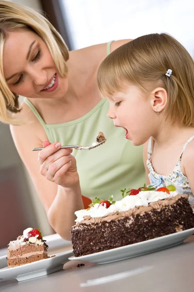 Μητέρα Και Παιδί Δοκιμάζοντας Κέικ Σοκολάτας Στη Σύγχρονη Κουζίνα — Φωτογραφία Αρχείου