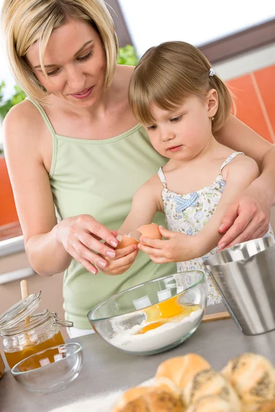 Выпечка - женщина с ребенком готовит тесто — стоковое фото