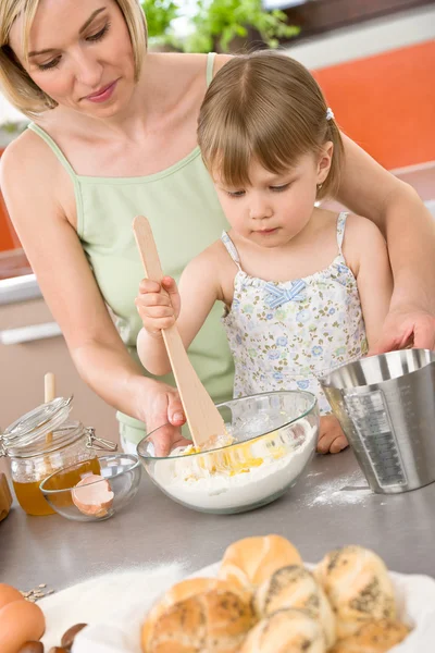 Hornear Mujer Con Niño Preparando Masa Con Ingredientes Saludables —  Fotos de Stock