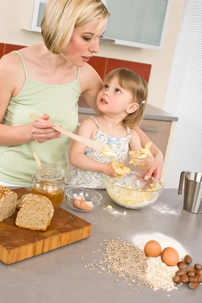 Cozimento Mulher Com Criança Preparando Massa Com Ingredientes Saudáveis — Fotografia de Stock
