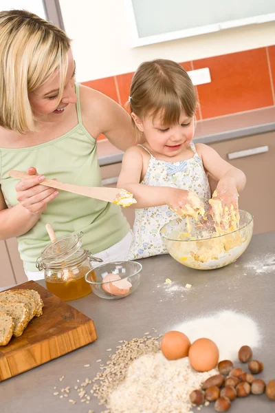 Sütés - nő gyermekével előkészítése tészta — Stock Fotó
