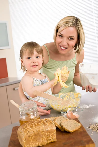 Hornear Mujer Con Niño Preparando Masa Con Ingredientes Saludables —  Fotos de Stock