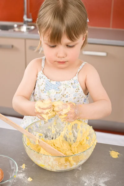 Dítě pečení - holčička hnětení těsta — Stock fotografie