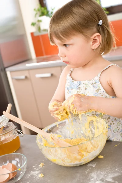 Дитяча Випічка Маленька Дівчинка Замішує Тісто Кухні — стокове фото