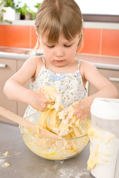 Gyermek Sütés Dagasztás Tészta Konyhában Kislány — Stock Fotó