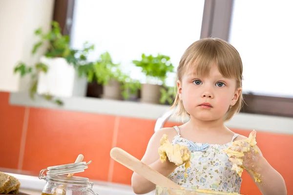 Assar de criança - pequena menina amassando massa de farinha — Fotografia de Stock
