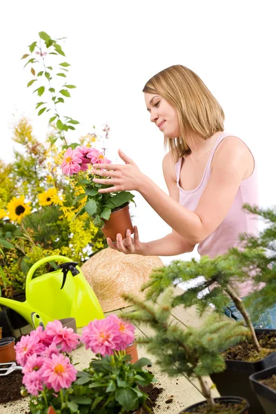 Κηπουρική - ευτυχισμένη γυναίκα, κρατώντας το δοχείο λουλουδιών — Φωτογραφία Αρχείου