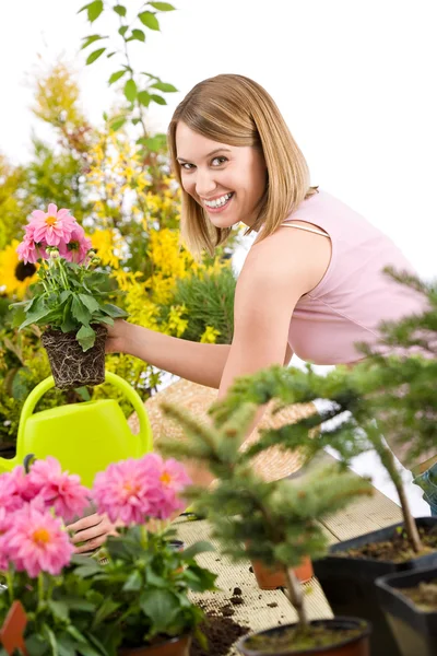 幸福的女人举行在白色背景上的朵朵花花盆 — 图库照片