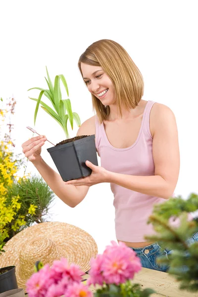 Zahradnictví - usmívající se žena držící květináč — Stock fotografie