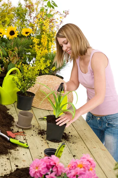 Gartenarbeit - Frau gießt Wasser zum Pflanzen — Stockfoto