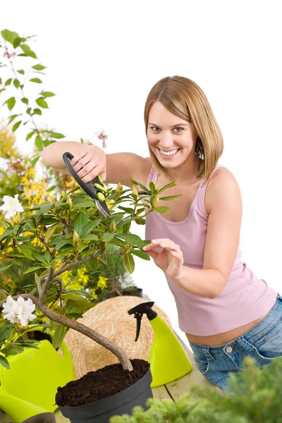 Gartenarbeit - glückliche Frau schneidet Rhododendronblume — Stockfoto
