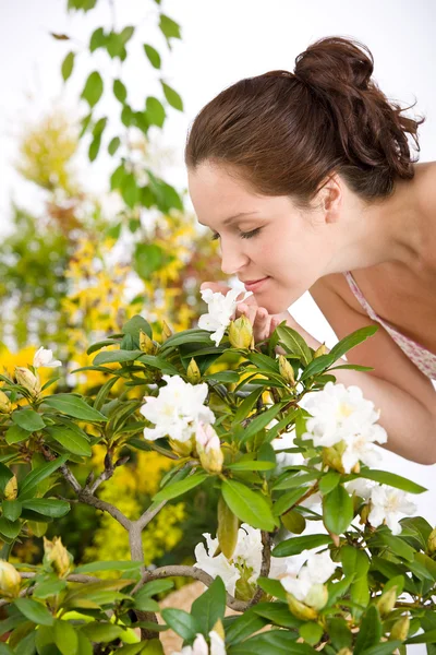 Портрет жінка пахнуть blossom рододендрон квітка — стокове фото