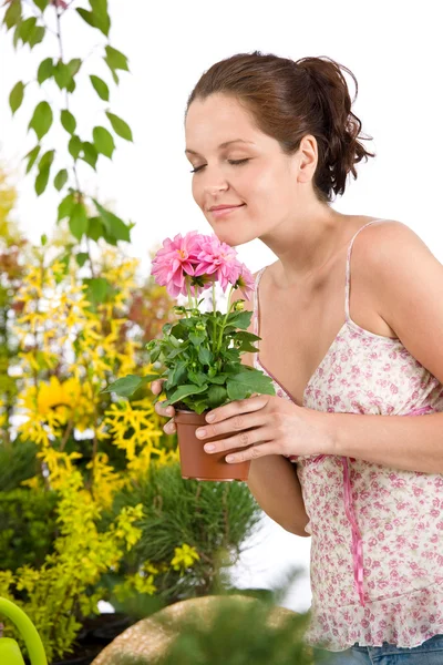 Gartenarbeit - Frau mit Blumentopf, der nach Blume riecht — Stockfoto