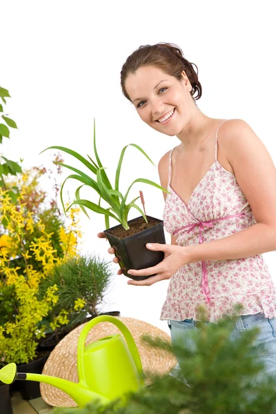 Jardinagem - mulher que mantém o pote de flor, regando pode — Fotografia de Stock
