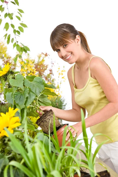 Jardinagem - Mulher sorridente segurando vaso de flores — Fotografia de Stock