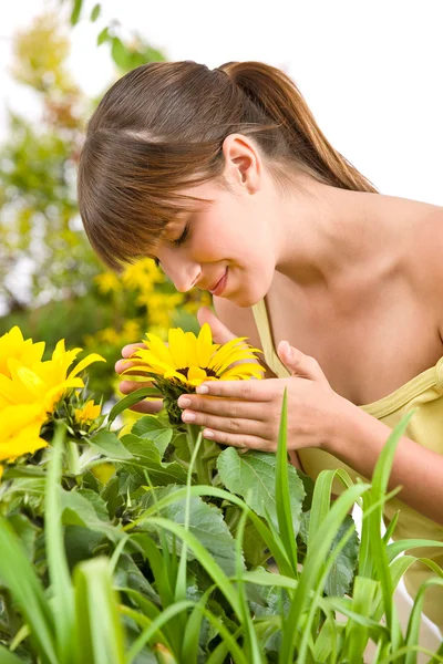 Gartenarbeit - Porträt einer Frau mit Sonnenblume — Stockfoto