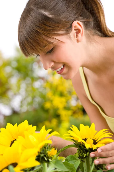 Gartenarbeit Porträt Einer Frau Mit Sonnenblume Und Pflanzen — Stockfoto
