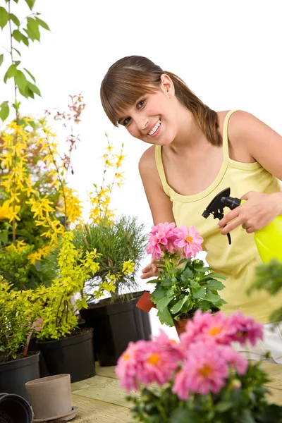 Zahradnictví Usmívající Žena Květinami Postřikovače Bílém Pozadí — Stock fotografie