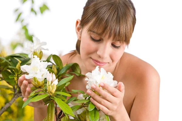 Portret kobiety, pachnący kwiat rododendron — Zdjęcie stockowe
