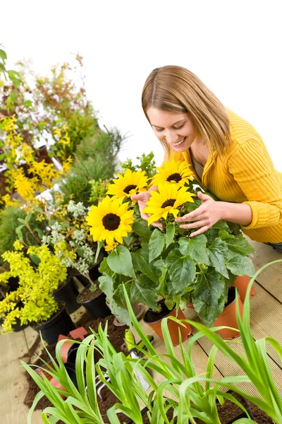 Tuinieren - portret van vrouw met zonnebloemen — Stockfoto