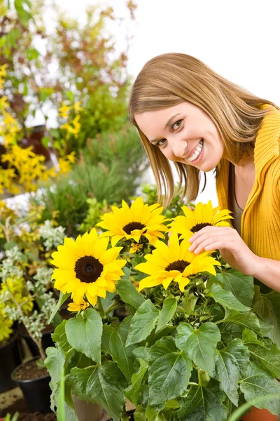 Gartenarbeit - Porträt einer Frau mit Sonnenblumen — Stockfoto