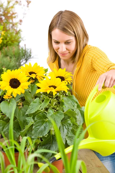 Κηπουρική Γυναίκα Ρίχνει Λουλούδια Ποτιστήρι — Φωτογραφία Αρχείου