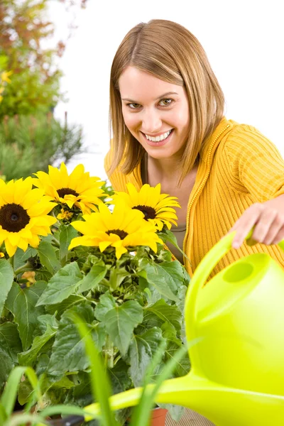 Trädgårdsskötsel - kvinna hälla blommor — Stockfoto