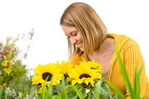 Садівництво - портрет усміхненої жінки з соняшниками — стокове фото