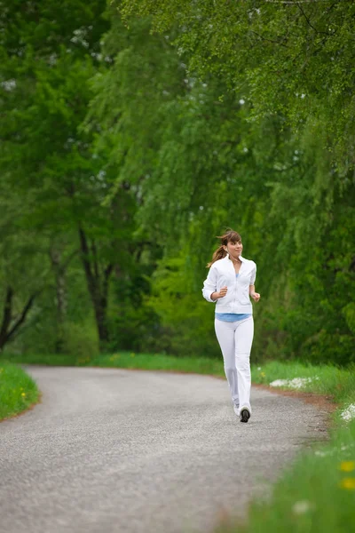 Jogging - mulher esportiva correndo na estrada na natureza — Fotografia de Stock