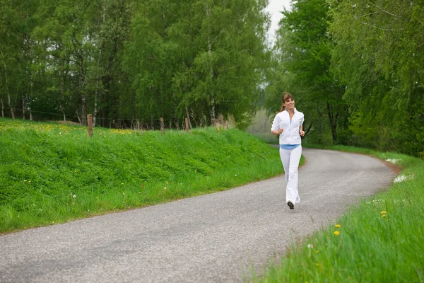 Correr - mujer deportiva corriendo por la carretera en la naturaleza — Foto de Stock